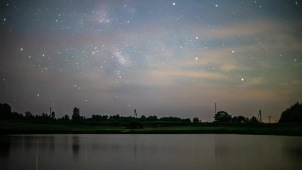 星空の上の夜の時間に湖畔沿いの高速道路上の交通運動のタイムラプスショット — ストック動画