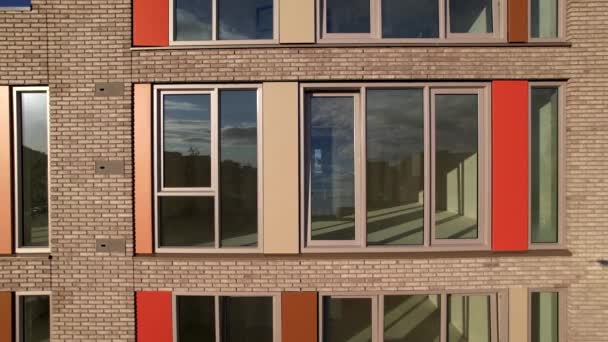 オランダのエンジニアリング不動産投資都市開発の明るいクローズアップ空のアパートの建物はほとんど家にする準備ができています 住宅装飾レンガ外観 — ストック動画