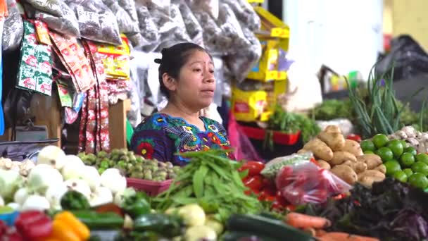 Native Woman Vendor Antigua Guatemala Market Mayan Woman Smiling — Stock Video