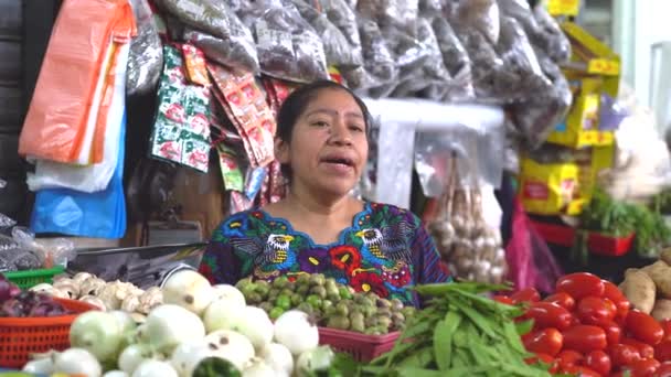 Incline Para Cima Tiro Mulher Guatemalteca Mercado Mulher Nativa Guatemalteca — Vídeo de Stock