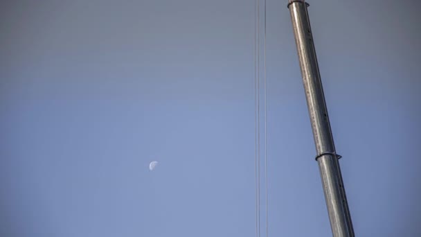 Timelapse Tiro Guindaste Trabalhando Local Construção Uma Lua Movimento Rápido — Vídeo de Stock