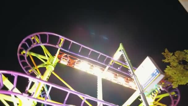Tymczasowy Roller Coaster Największych Targach Rozrywki Holandii Ludzie Patrzą — Wideo stockowe