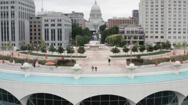 Monona Terrace Madison Wisconsin Con Vídeo Drones Subiendo Horizonte — Vídeos de Stock