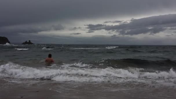 Tiro Câmera Lenta Homem Carregado Andando Ondas Tempestuosas Nadando Inverno — Vídeo de Stock