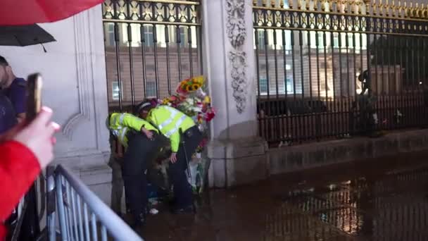 Istana Buckingham London Inggris September 2022 Polisi Menempatkan Bunga Berkabung — Stok Video