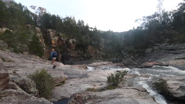 Bushman Röker Pipa Medan Utforskar Ett Vattenfall Den Australiska Busken — Stockvideo