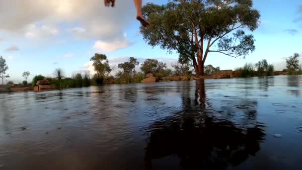 Tiro Câmera Lenta Homem Pulando Uma Barragem Meio Inverno Austrália — Vídeo de Stock