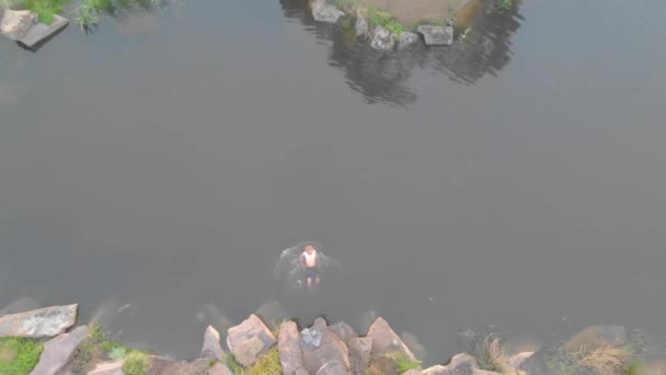 Vista Aérea Hombre Nadando Agua Fría Una Presa Granja Invierno — Vídeo de stock