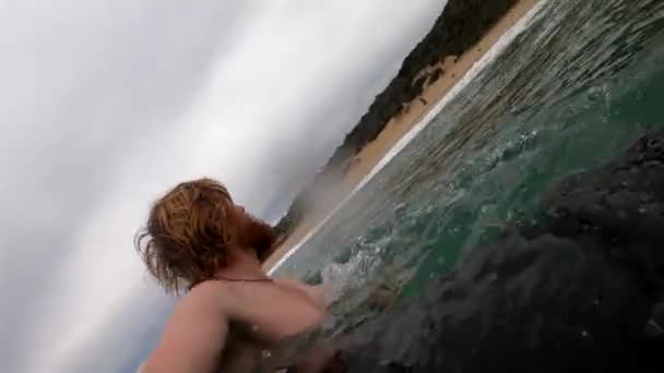 Movimento Lento Perto Homem Oceano Nadando — Vídeo de Stock