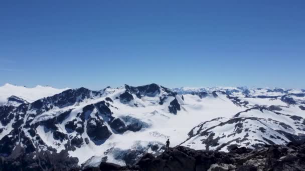 Bc4K加拿大太平洋山脉远足者俯瞰大雪冠山景的史诗式空中无人机镜头 — 图库视频影像