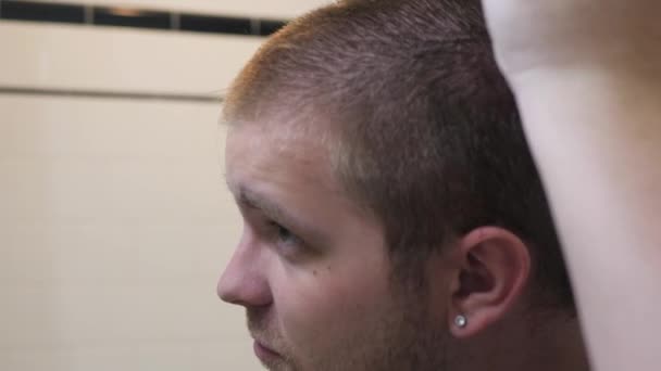 Чоловік Має Психічний Розлад Дзижчить Волосся Повільному Русі — стокове відео