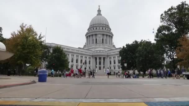 Timelapse Wideo Ludzi Przechodzących Obok Budynku Stolicy Stanu Wisconsin Madison — Wideo stockowe