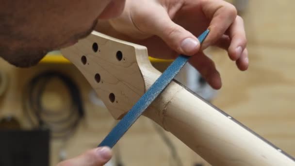 Vista Cerca Del Cuello Una Joven Luthier Dando Forma Guitarra — Vídeo de stock