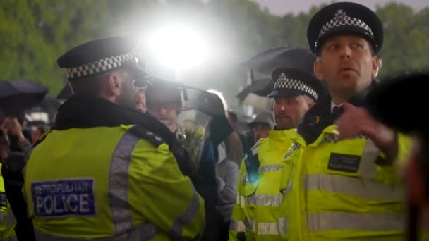 英国伦敦白金汉宫 2022年9月8日 都城警方正在讨论和策划女王去世后如何在王宫外组织人群控制 — 图库视频影像