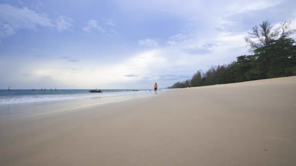 Uomo Scalzo Shirt Arancione Che Cammina Verso Passare Fotocamera Spiaggia — Video Stock