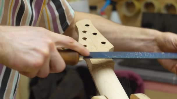 Luthier Handen Filing Achterkant Gitaar Nek Werkplaats Close — Stockvideo