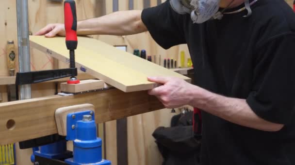Muž Kytara Luthier Broušení Kytara Krk Hladký Zaoblení Povrchu Dřeva — Stock video