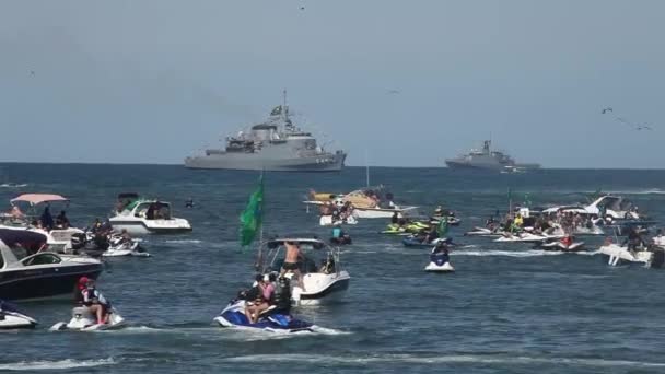 在科帕卡巴纳海滩沿岸的军舰 战列舰以及乘坐私人汽艇和喷气式滑雪板的人们正在观望 — 图库视频影像