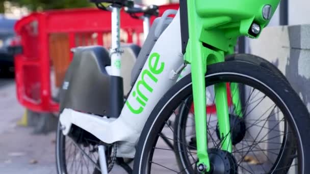 London Canary Wharf Aug 2022 Close Electric Bike Lime — Stock Video