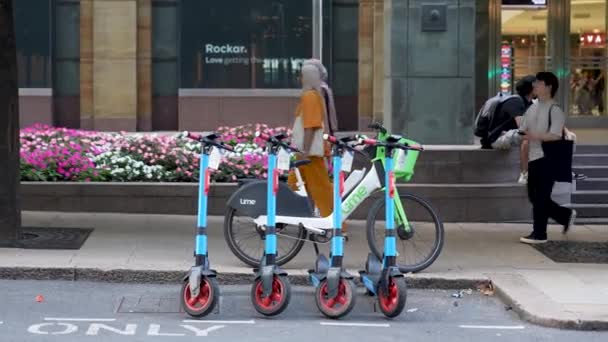 London Canary Wharf Aug 2022 Row Electric Scooters Bike Parked — Stock Video