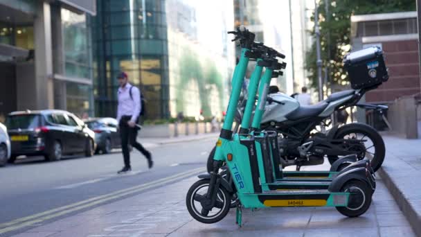 Londra Canary Wharf Ago 2022 Fila Scooter Elettrici Bici Parcheggiate — Video Stock