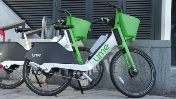 London Canary Wharf Aug 2022 Close Two Electric Bikes Lime — Stock Video