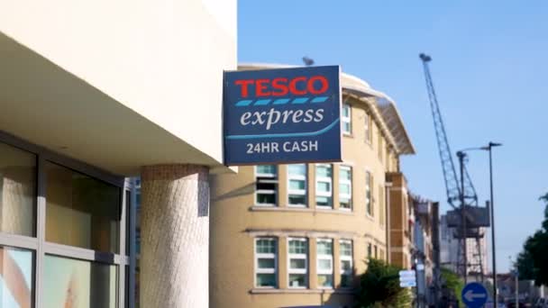 Isle Dogs London Egyesült Királyság Július 2022 Tesco Express Jelzőtábla — Stock videók