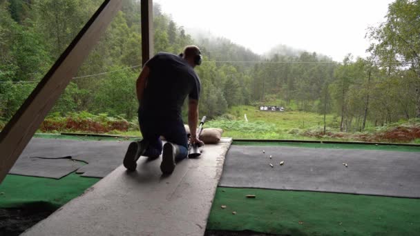 Persona Acostada Con Rifle Campo Tiro Para Comenzar Practicar Los — Vídeo de stock