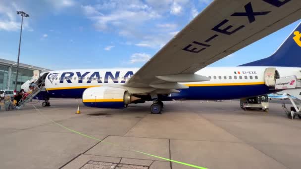 Orang Orang Naik Pesawat Ryanair Sebuah Bandara Internasional Malaga Spanyol — Stok Video