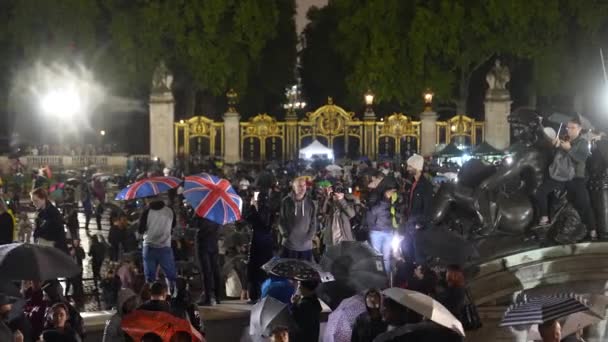 Buckingham Palace Londres Reino Unido Septiembre 2022 Dos Personas Con — Vídeo de stock