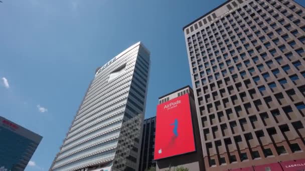 Seoul Cheonggye Square Κοιτάζοντας Ψηλά Και Χαζεύοντας Γύρω Πανύψηλους Ουρανοξύστες — Αρχείο Βίντεο