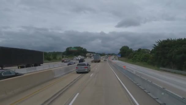 Οδηγώντας Στη Δεξιά Πλευρά Του Αυτοκινητόδρομου Στο Μέριλβιλ Της Ιντιάνα — Αρχείο Βίντεο