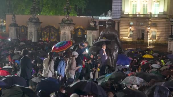 Buckingham Palace London United Kingdom 8Th September 2022 People Gather — Stock Video