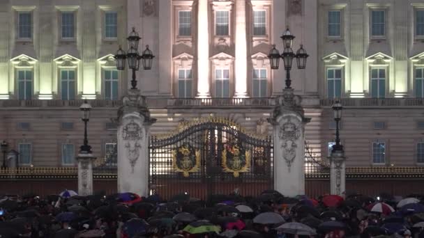 英国伦敦白金汉宫 2022年9月8日 听到伊丽莎白二世女王陛下去世的消息 人们聚集在王宫外面 — 图库视频影像