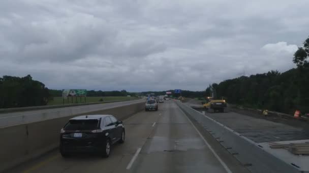 Pov Jazda Ciężarówką Obok Pracowników Drogowych Indiana Usa — Wideo stockowe