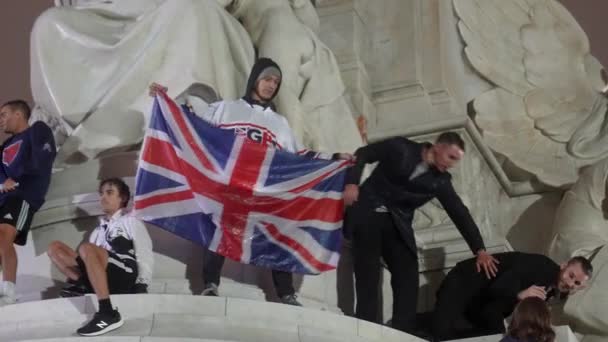 Buckingham Palace Londen Verenigd Koninkrijk September 2022 Jongeman Houdt Vlag — Stockvideo