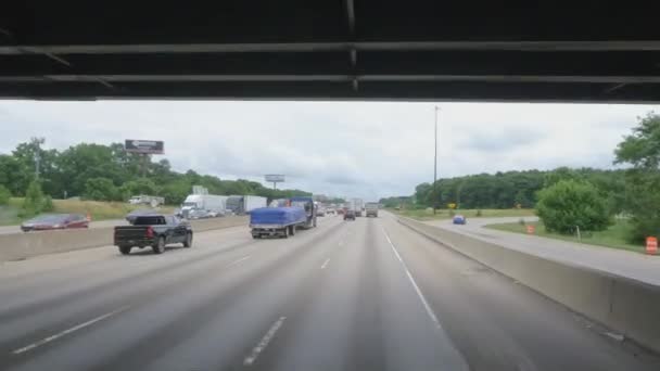 Kierowca Ciężarówki Jedzie Pod Mostem Merrillville Stanie Indiana Stany Zjednoczone — Wideo stockowe