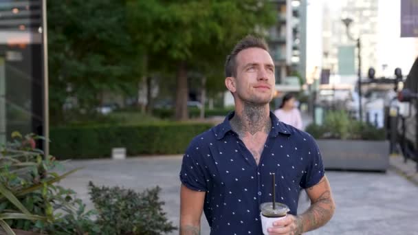 Närbild Profil Headshot Ung Attraktiv Tatuerad Man Promenader Ner Staden — Stockvideo