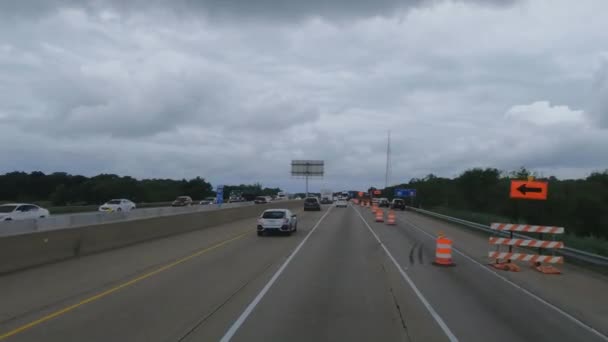 Pov 운전으로 고속도로를 달리지만 근로자들 도로를 건설하고 — 비디오