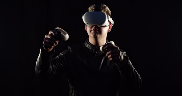 Omul Fundal Negru Ochelari Realitate Virtuală Uitându Jur — Videoclip de stoc