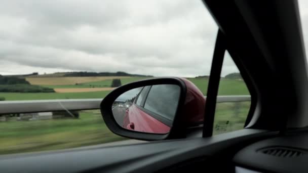 Espelho Traseiro Carro Vermelho Com Veículo Dirigindo Rápido Ainda Sendo — Vídeo de Stock