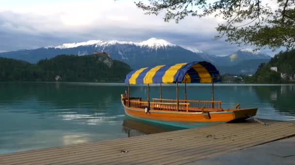 Lento Panning Tiro Barco Cruzeiro Encantador Com Bled Lake Castelo — Vídeo de Stock