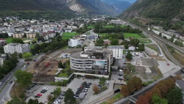 Vue Aérienne Village Brig Milieu Hôpital Brig Nombreuses Montagnes Entourent — Video