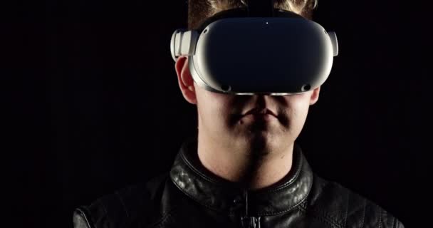 戴著虚拟现实护目镜的人开始敲打护目镜进入未来 — 图库视频影像