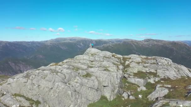 Hombre Pie Cima Montaña Disfrutando Hermosos Paisajes Montaña Noruegos Avance — Vídeo de stock