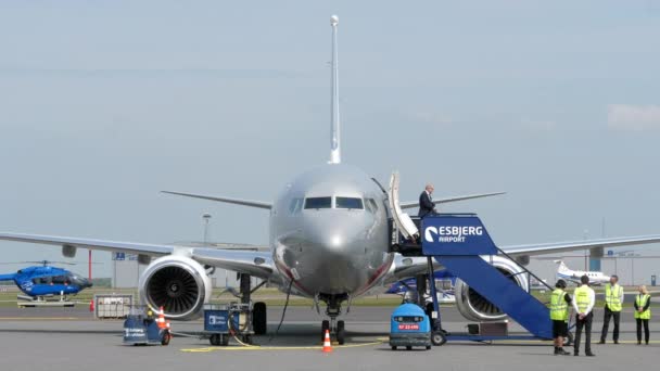 Afgevaardigden Stappen Uit Boeing 737 700 Vliegtuig Esbjerg Luchthaven Denemarken — Stockvideo