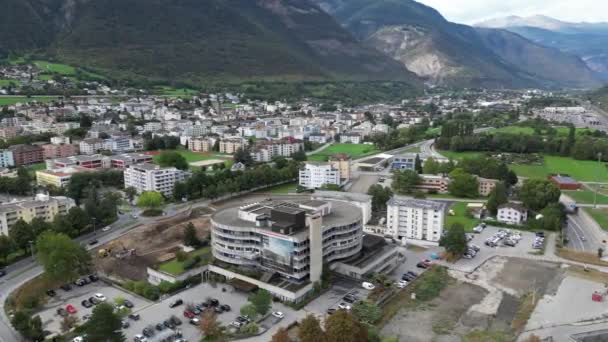 Luftaufnahme Des Dorfes Brig Mit Dem Krankenhaus Der Mitte Der — Stockvideo