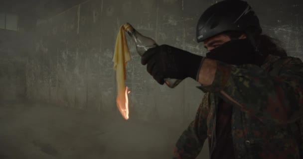 Ein Demonstrant Sein Gesicht Verhüllt Und Mit Helm Zündet Und — Stockvideo