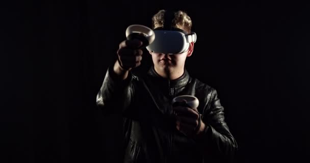 Man Een Zwarte Achtergrond Draagt Virtual Reality Bril Gesticulates Beweegt — Stockvideo