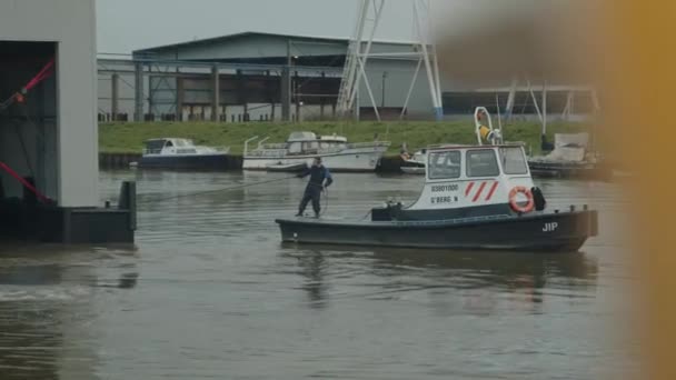 Homme Portant Peignoir Amène Remorqueur Dans Marine Plan Large Statique — Video